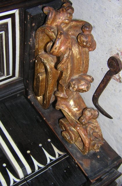 intaglio del capotasto del clavicembalo settecentesco in Ca' Rezzonico a Venezia