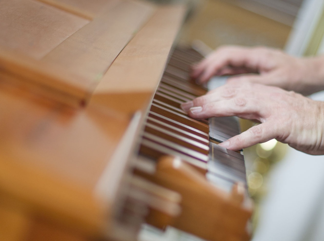 dettagli con mani su tastiera di un organo